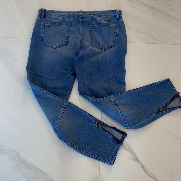 Tommy Hilfinger denim leggings with cute zippers on hem. Size 14.
C - Picture 12 of 16